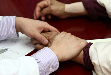 부산자생한방병원 자생치료의 특징-환자 손을 잡아 건강상태를 체크 하고 있는 의사의 모습
