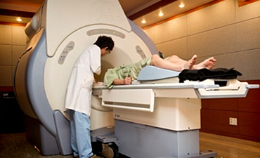 부산자생한방병원 자생치료의 특징-MRI 검사하는 환자와 의사의 모습